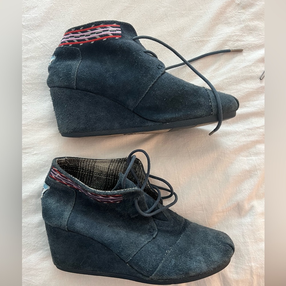 Tom’s Navy Wedges, Rare Print (red, pink gray design around ankle)